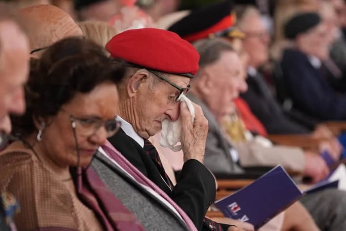 Un veterano se seca los ojos durante una ceremonia nacional de conmemoración en el Arboreto Nacional Memorial de Alrewas, en el centro de Inglaterra, el 15 de agosto de 2025, para conmemorar el 80.° aniversario del Día de la Victoria sobre Japón y el fin de la Segunda Guerra Mundial. (Aaron Chown/Pool/AFP a través de Getty Images)