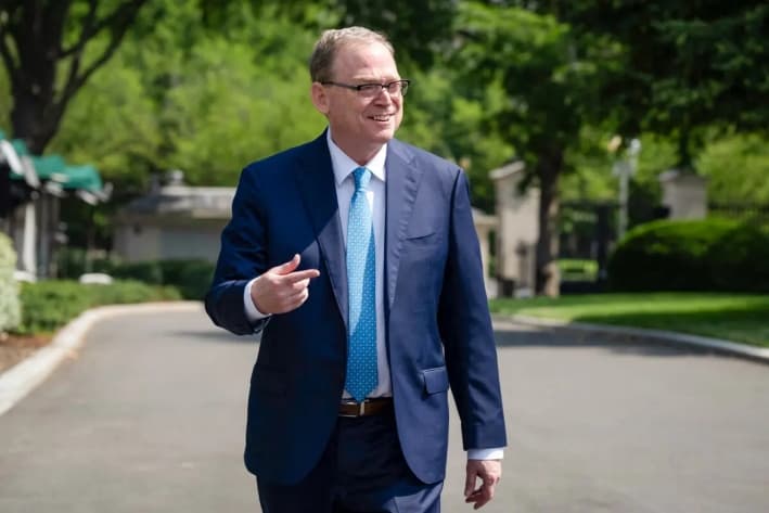 Kevin Hassett, director del Consejo Económico Nacional de la Casa Blanca, camina hacia el ala oeste de la Casa Blanca, el 30 de junio de 2025. (Andrew Caballero-Reynolds/AFP a través de Getty Images)