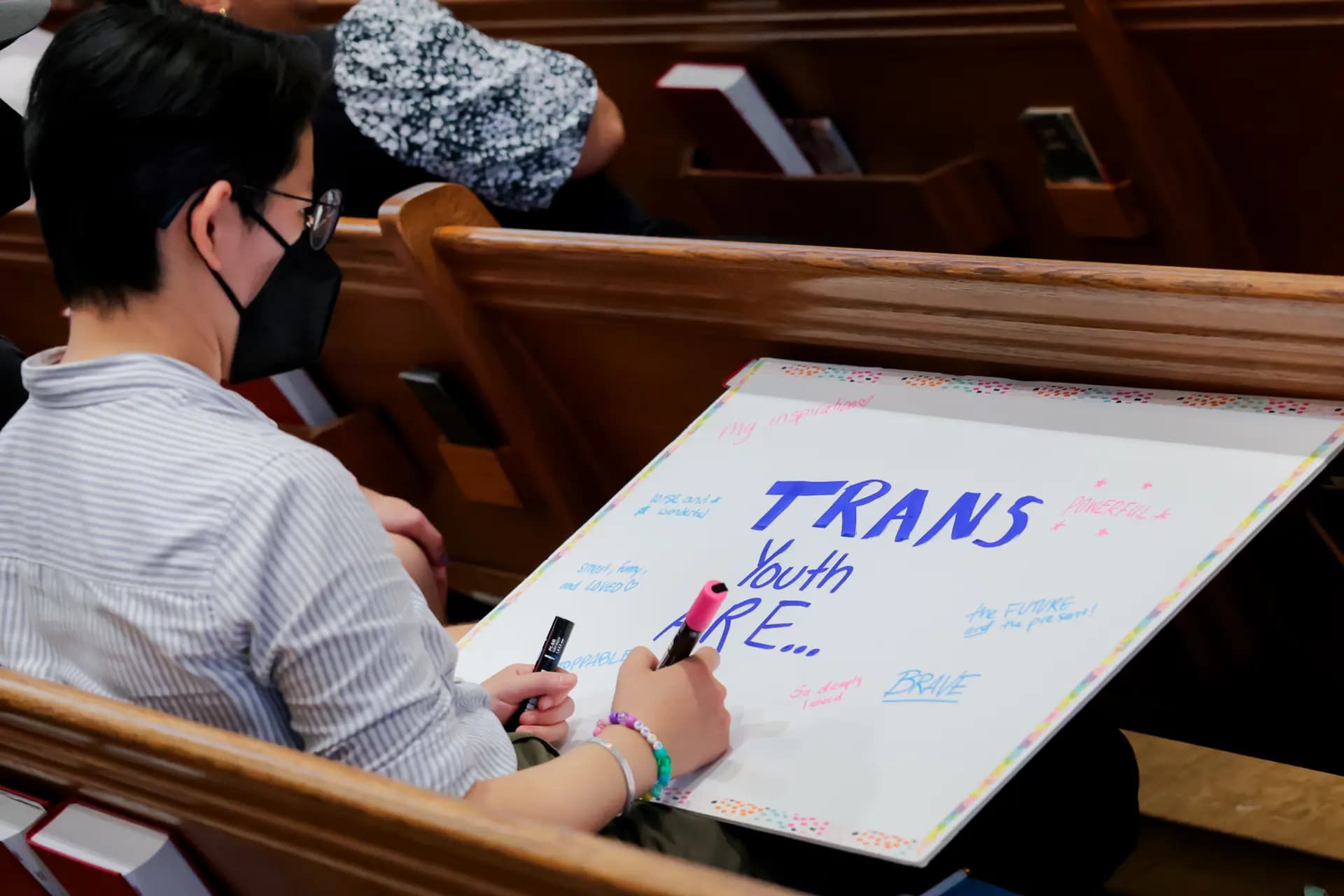 Activistas asisten a una manifestación a favor de la juventud transgénero en la Iglesia Luterana de la Reforma en Washington el 18 de junio de 2025. A pesar de la oposición de la administración Trump y las prohibiciones en aproximadamente la mitad de los estados de EE. UU., los informes muestran que algunas clínicas continúan realizando intervenciones médicas a menores, relacionadas con el género. (Anna Moneymaker/Getty Images)