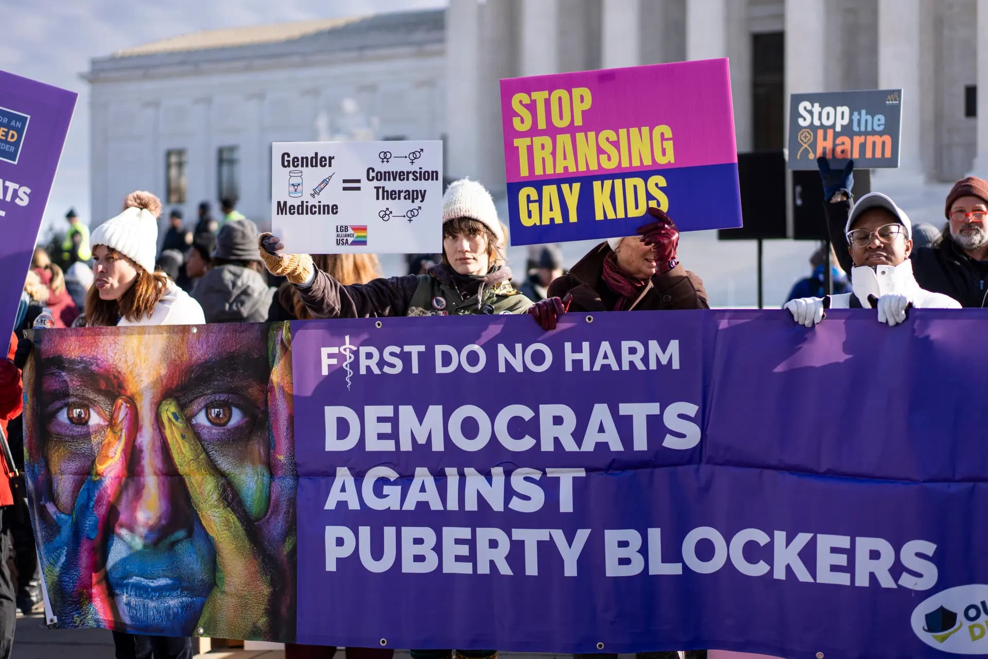 La gente protesta mientras la Corte Suprema escucha un caso relacionado con la prohibición de procedimientos relacionados con el género para menores, en Washington el 4 de diciembre de 2024. (Madalina Vasiliu/The Epoch Times)