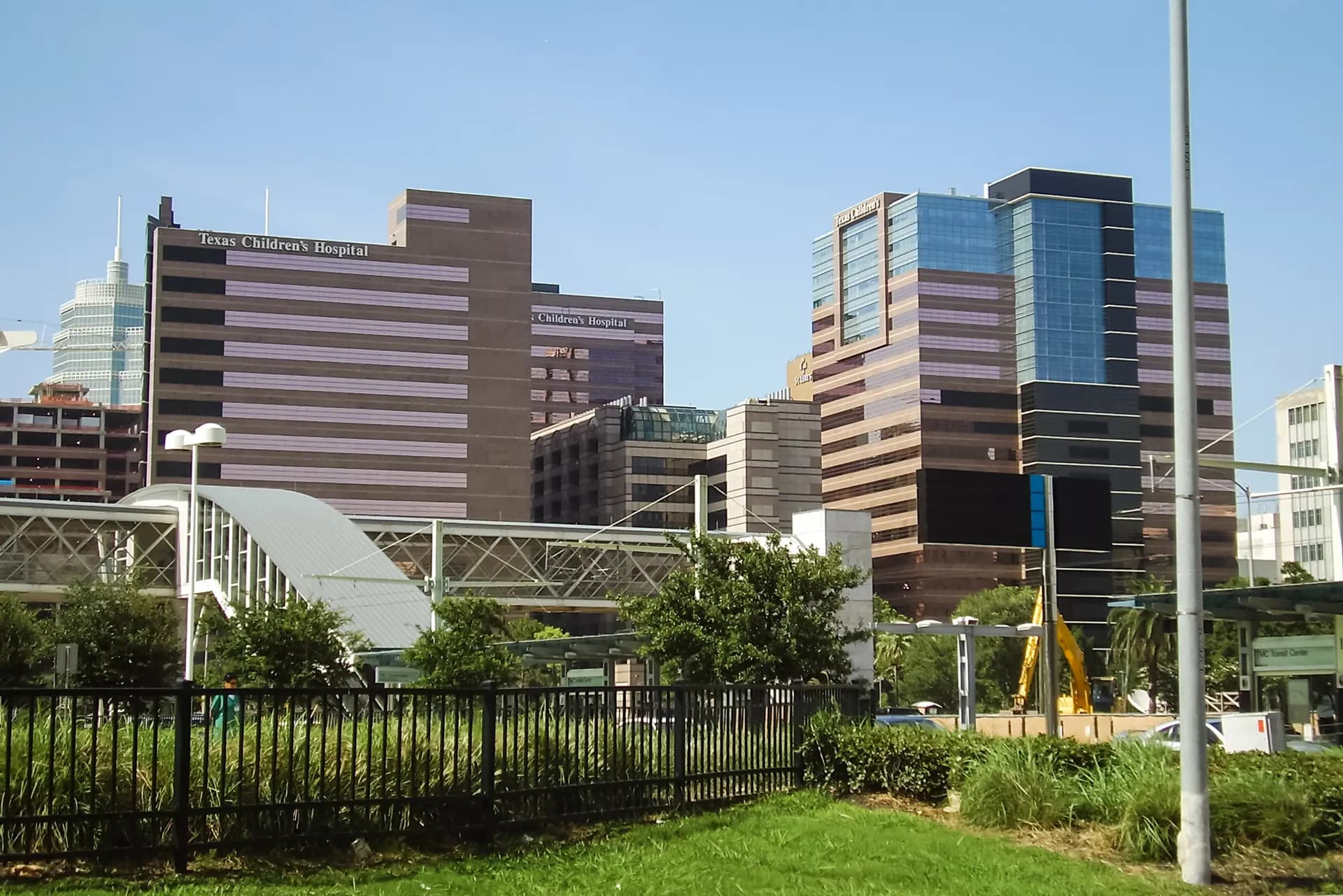 Hospital Infantil de Texas en Houston, 14 de julio de 2010. A principios de este año, el Dr. Eithan Haim alegó que el hospital reanudó los procedimientos transgénero en menores solo tres días después de suspenderlos, una afirmación que el hospital negó. (Dominio público).