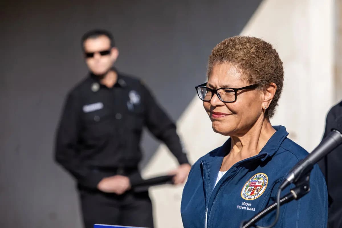 La alcaldesa de Los Ángeles, Karen Bass, aplaudió las detenciones de los sospechosos de robo realizadas por la policía de Los Ángeles. Arriba, Bass en una rueda de prensa el 17 de enero de 2025. (Apu Gomes/Getty Images)