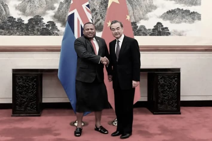 El ministro de Asuntos Exteriores chino, Wang Yi (derecha), estrecha la mano del ministro de Asuntos Exteriores de Fiyi, Inia Seruiratu, antes de su reunión en la Residencia Oficial de Diaoyutai, en Beijing, el 11 de junio de 2019. (WANG ZHAO/AFP a través de Getty Images)