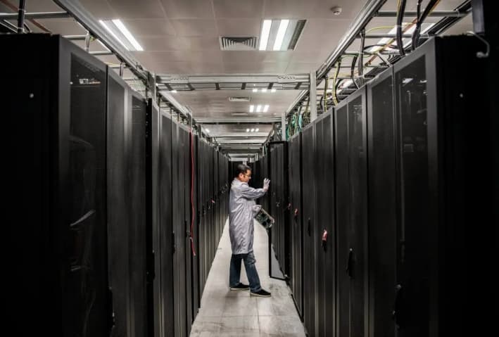 Un ingeniero abre la puerta de una unidad de servidor durante una visita organizada al Laboratorio de Ciberseguridad de Huawei en Dongguan, provincia de Guangdong, China, el 25 de abril de 2019. (Kevin Frayer/Getty Images)