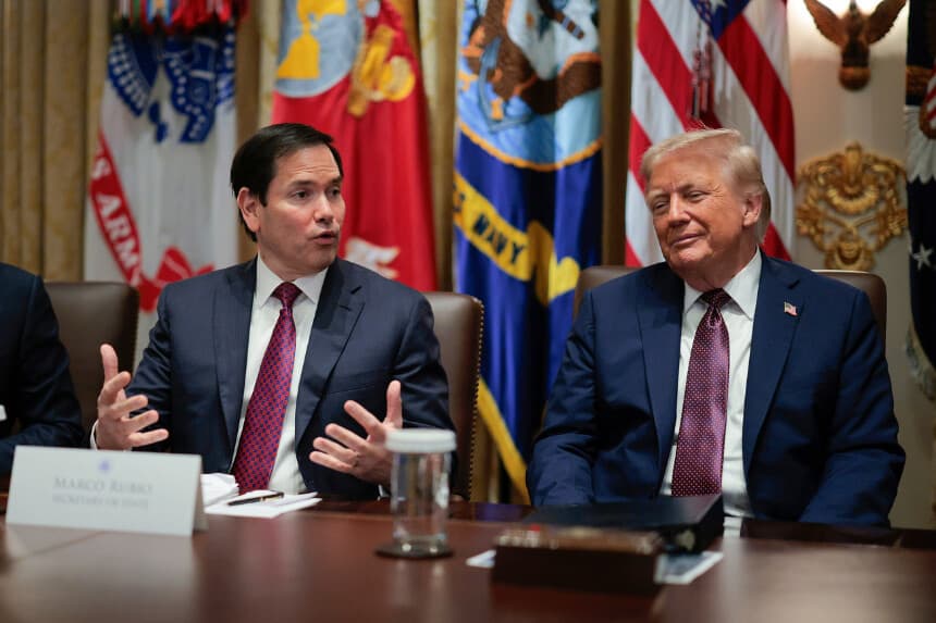 El secretario de Estado de EE. UU., Marco Rubio, habla junto al presidente Donald Trump durante una reunión del gabinete en la Sala del Gabinete de la Casa Blanca el 26 de agosto de 2025 en Washington, D. C. (Chip Somodevilla/Getty Images)