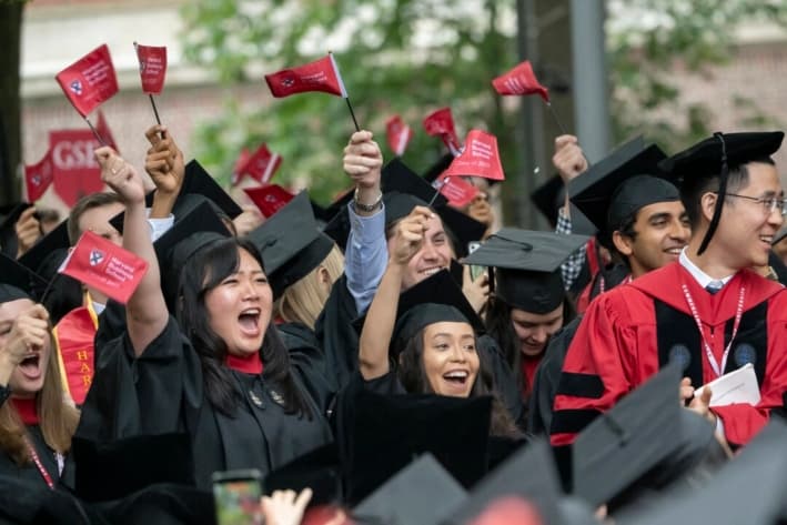 Trump afirma que estudiantes chinos son bienvenidos en las universidades estadounidenses