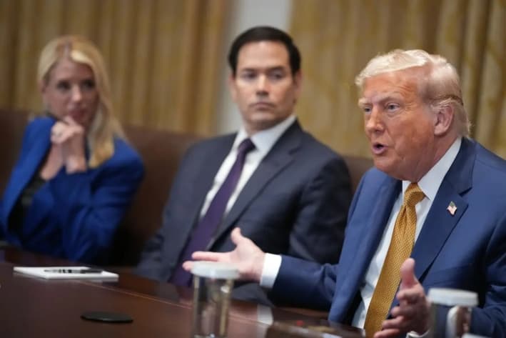 El presidente Donald Trump (derecha) habla junto al secretario de Estado Marco Rubio (centro) y la fiscal general Pam Bondi (izquierda), en Washington, el 8 de julio de 2025. (Andrew Harnik/Getty Images)