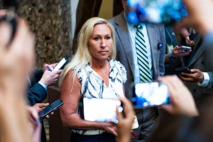 La representante Marjorie Taylor Greene (R-Ga.) habla con los periodistas en Washington, el 6 de mayo de 2024. (Madalina Vasiliu/The Epoch Times)