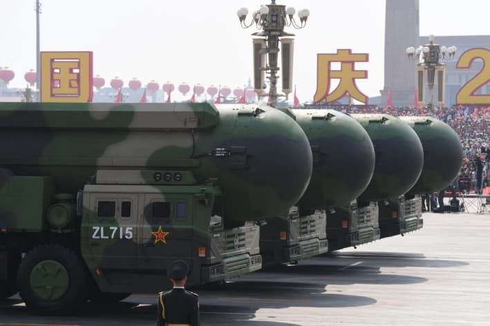 <em>Los misiles balísticos intercontinentales DF-41 con capacidad nuclear de China se ven durante un desfile militar en la Plaza de Tiananmén, en Beijing, el 1 de octubre de 2019. (Greg Baker/AFP vía Getty Images)</em>