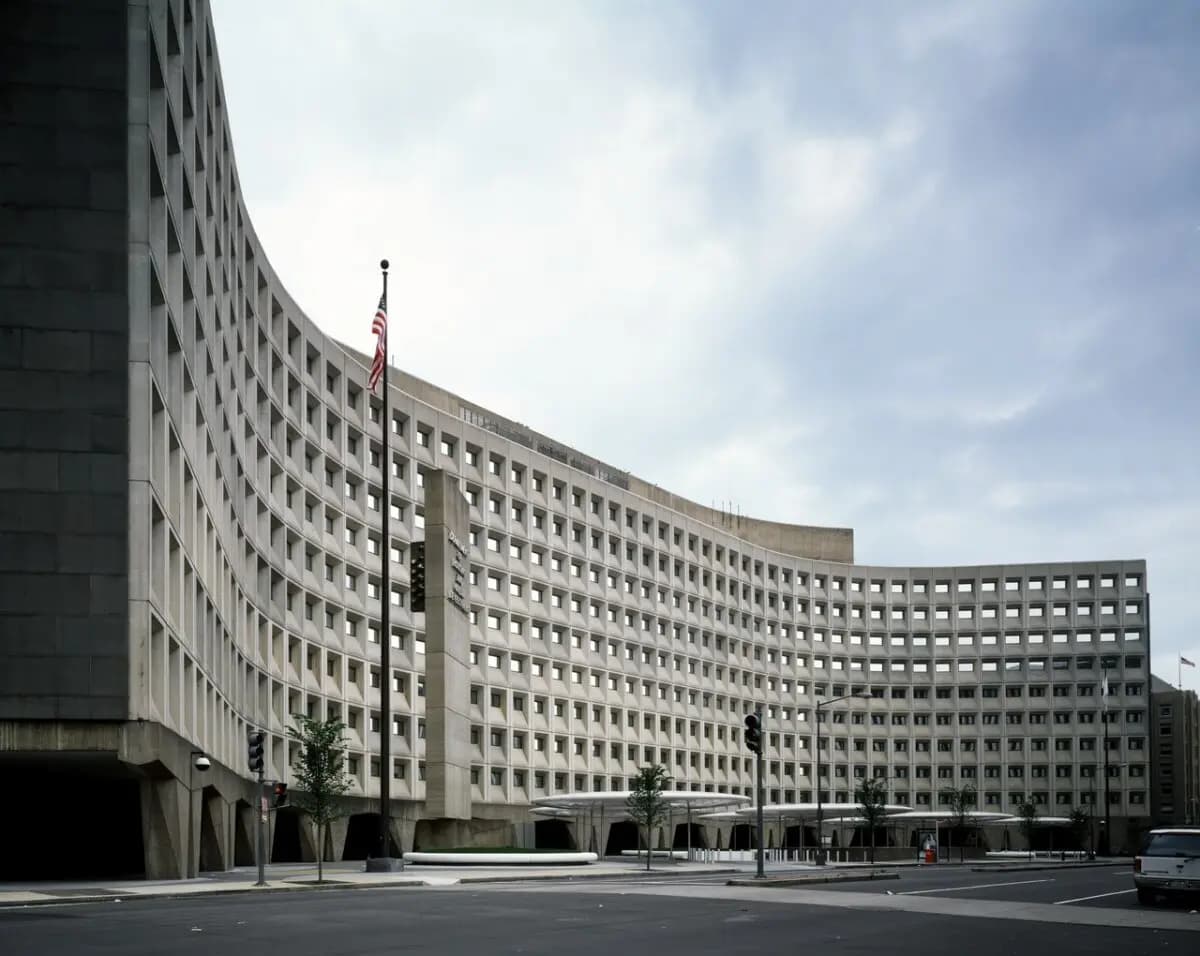 Construido en 1968, el Edificio Federal Robert C. Weaver, de estilo brutalista, es la sede del Departamento de Vivienda y Desarrollo Urbano. El exsecretario del HUD, Jack Kemp (republicano), describió el edificio como "10 plantas de sótano". (Biblioteca del Congreso)