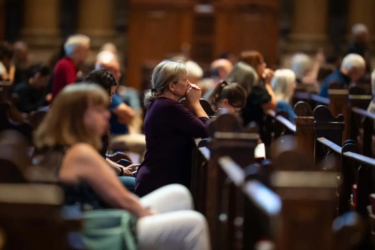 La gente reza en la catedral de Saint Paul, tras el tiroteo en la escuela católica Annunciation, en Saint Paul, Minnesota, el 28 de agosto de 2025. (Madalina Kilroy/The Epoch Times)