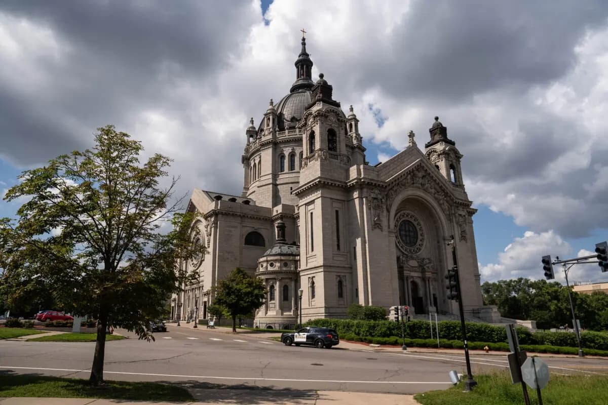 Una patrulla pasa por delante de la catedral de Saint Paul, tras el tiroteo en la escuela católica Annunciation, en Saint Paul, Minnesota, el 28 de agosto de 2025. (Madalina Kilroy/The Epoch Times)