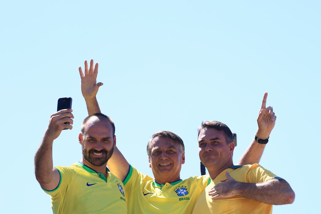 El expresidente brasileño Jair Bolsonaro, acompañado por sus hijos Eduardo Bolsonaro (izq.) y Flavio Bolsonaro, saluda a sus simpatizantes durante un mitin en la playa de Copacabana el 21 de abril de 2024 en Río de Janeiro, Brasil.  (Foto de Buda Mendes/Getty Images)