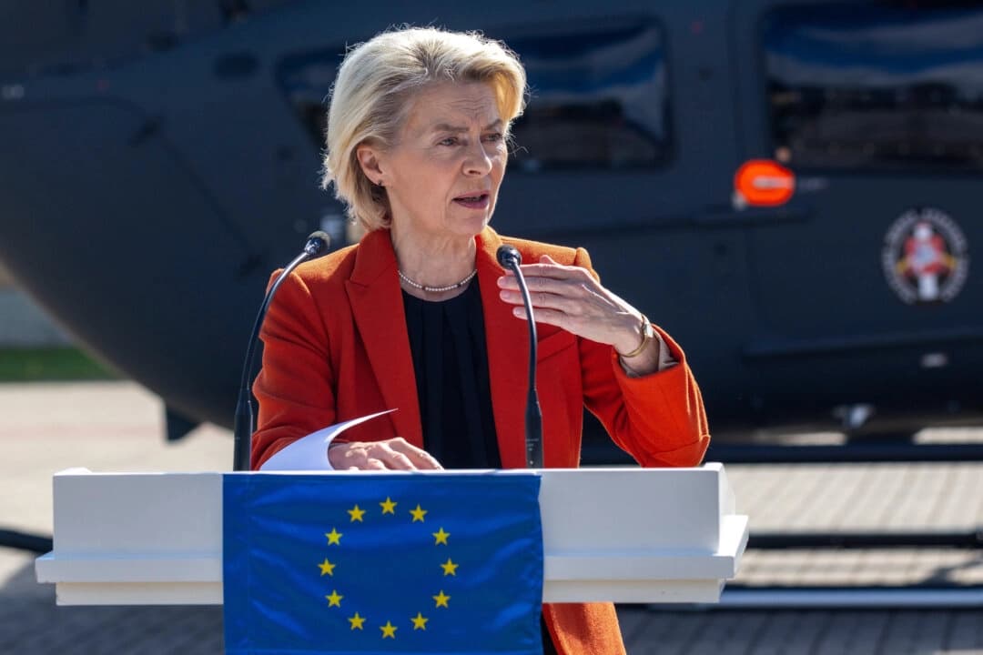 La presidenta de la Comisión Europea, Ursula von der Leyen, habla durante una rueda de prensa conjunta con el presidente lituano, Gitanas Nauseda,  el 1 de septiembre de 2025. (Mindaugas Kulbis/AP Photo)