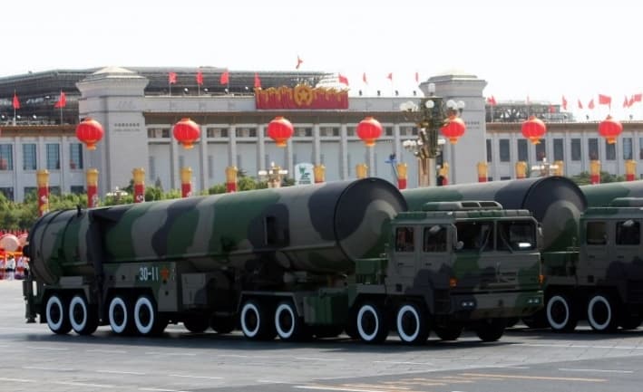 Misiles capaces de transportar ojivas nucleares y convencionales en un desfile en Beijing, el 1 de octubre de 2009. (Feng Li/Getty Images)