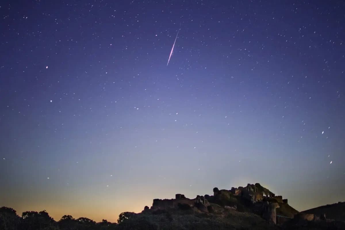 Una lluvia de meteoritos de verano vista sobre el castillo de Corfe, Reino Unido, en 2016. (Dan Kitwood vía Getty Images)