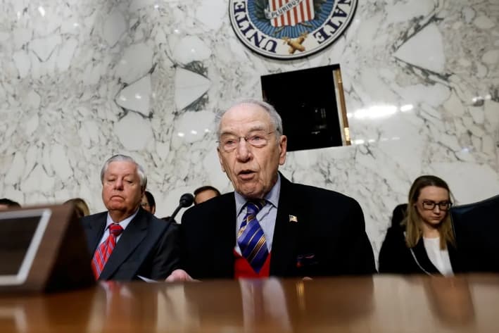 El presidente del Comité Judicial del Senado, Chuck Grassley (R-Iowa), habla durante la audiencia de confirmación del candidato a director del FBI, Kash Patel, en Washington, el 30 de enero de 2025. Grassley rechazó recientemente la solicitud del presidente Donald Trump de eliminar el "blue slip", una tradición del Senado que permite a los senadores de los estados de origen aprobar o bloquear a los candidatos a jueces y fiscales federales. (Anna Moneymaker/Getty Images)