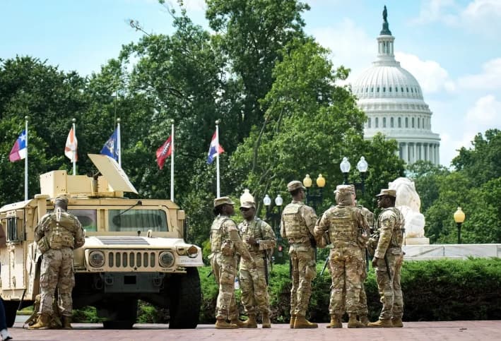 Miembros de la Guardia Nacional permanecen en alerta en la estación Union Station de Washington el 14 de agosto de 2025. A principios de agosto, Trump desplegó la Guardia Nacional y asumió el control del Departamento de Policía Metropolitana de Washington para hacer frente a la delincuencia. Cuando el Congreso vuelva a reunirse, es posible que se pida a los legisladores que amplíen la autoridad federal sobre el departamento de policía. (Kevin Dietsch/Getty Images)