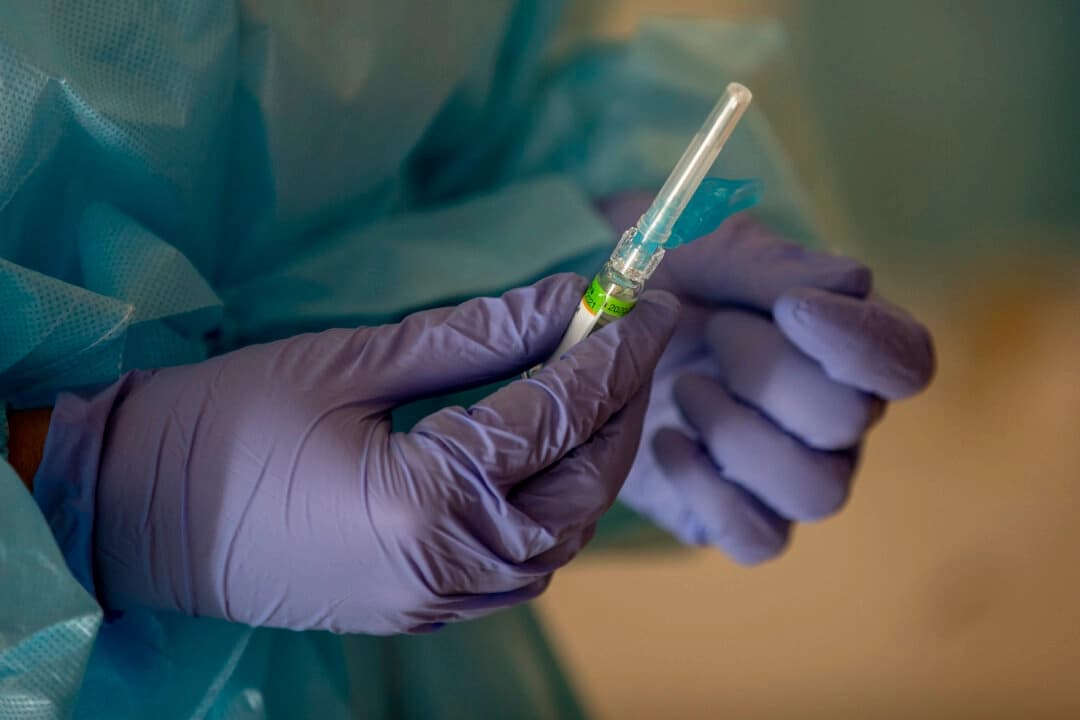 Vacuna antigripal en dosis alta podría reducir la hospitalización de personas mayores, dice estudio
