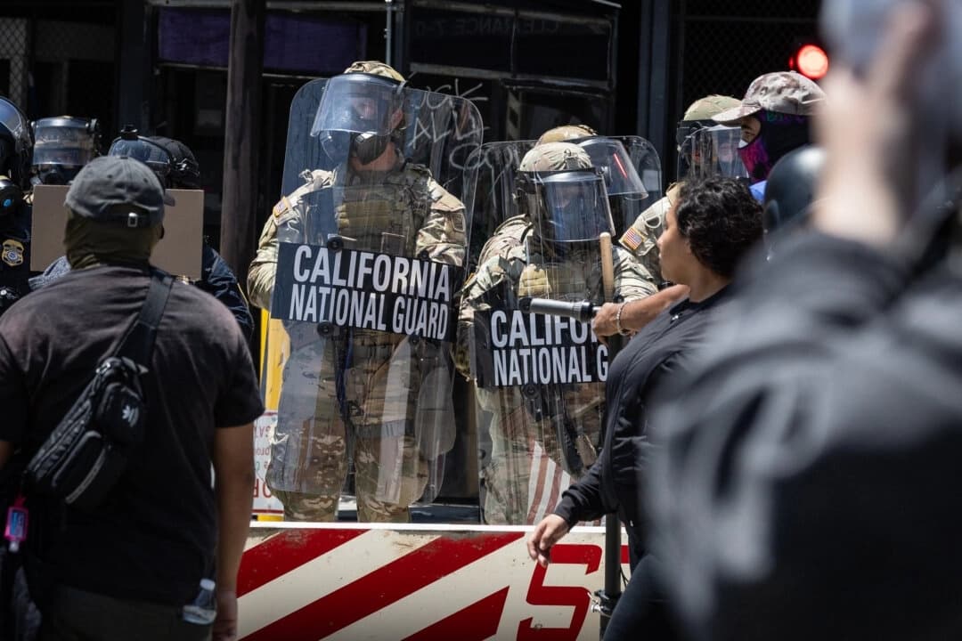 Manifestantes contra la inmigración se enfrentan a agentes federales y miembros de la Guardia Nacional de California, en Los Ángeles, el 8 de junio de 2025. (John Fredricks/The Epoch Times)