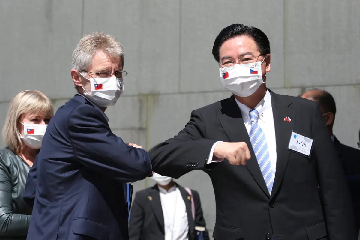 El presidente del Senado checo, Milos Vystrcil, delante a la izquierda, es recibido por el ministro de Asuntos Exteriores taiwanés, Joseph Wu, a su llegada para pronunciar un discurso en la Universidad Nacional Chengchi de Taipéi, Taiwán, el 31 de agosto de 2020. (Chiang Ying-ying/AP Photo).
