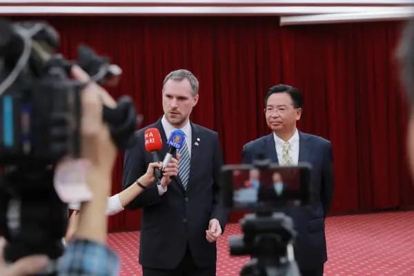 El alcalde de Praga, Zdenek Hrib, habla con los medios de comunicación sobre China durante su visita a Taiwán el 29 de marzo de 2019. (Zdenek Hrib, alcalde de Praga/Facebook).