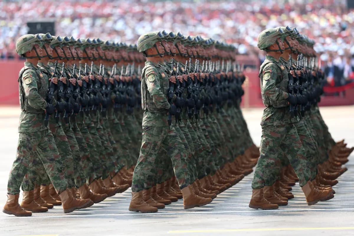 Soldados desfilan durante un desfile militar que conmemora el 80.º aniversario de la victoria sobre Japón y el fin de la Segunda Guerra Mundial, en la plaza de Tiananmen de Beijing el 3 de septiembre de 2025. (Lintao Zhang/Getty Images)