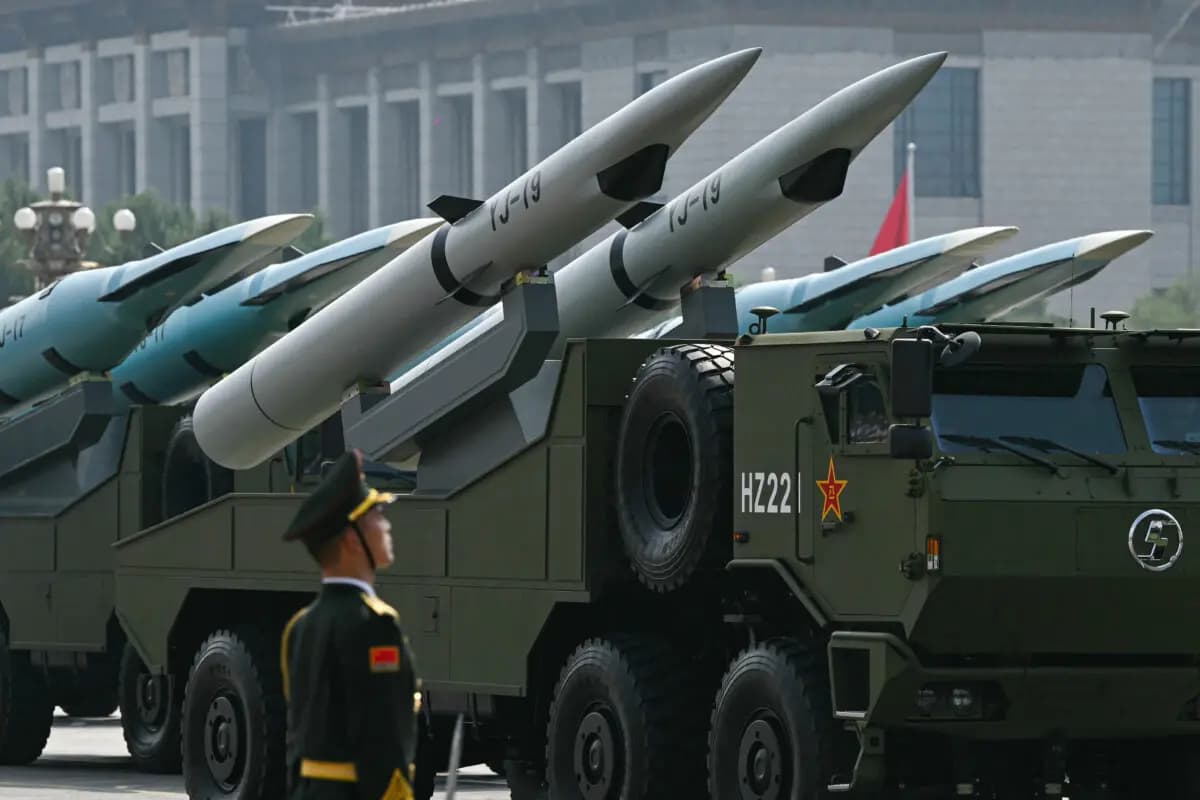 El YJ-19, el primer misil de crucero hipersónico operativo de China, se ve durante un desfile militar que conmemora el 80.º aniversario de la victoria sobre Japón y el fin de la Segunda Guerra Mundial, en la plaza de Tiananmen de Beijing, el 3 de septiembre de 2025. (Greg Baker/ AFP vía Getty Images)