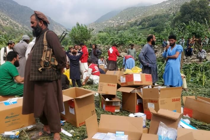 Trabajadores de defensa civil, lugareños y soldados se preparan para evacuar a las víctimas heridas de un terremoto que causó cientos de muertos y destruyó numerosas aldeas en Mazar Dara, provincia de Kunar, en el este de Afganistán, el 1 de septiembre de 2025. (Hedayat Shah/AP Photo)