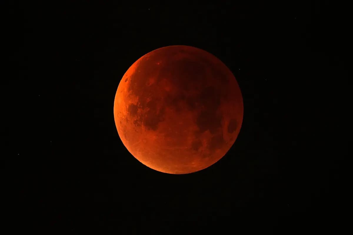 Una Luna de sangre en el momento de totalidad durante un eclipse lunar total. (Shutterstock/Justinas Vitkus)