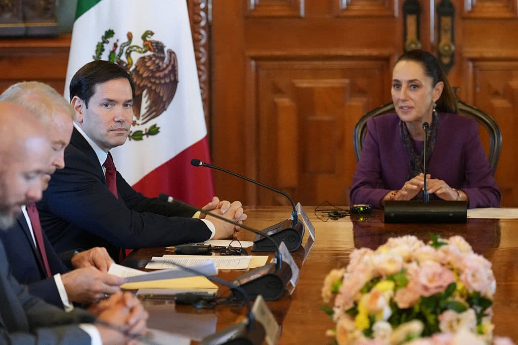 El secretario de Estado de EE. UU., Marco Rubio, se reunió con la presidenta de México, Claudia Sheinbaum, en el Palacio Nacional de la Ciudad de México el 3 de septiembre de 2025, un día después de que Estados Unidos intensificara drásticamente la presión sobre los cárteles con lo que, según informó, fue un ataque selectivo cerca de Venezuela. (Foto de JACQUELYN MARTIN/POOL/AFP vía Getty Images)
