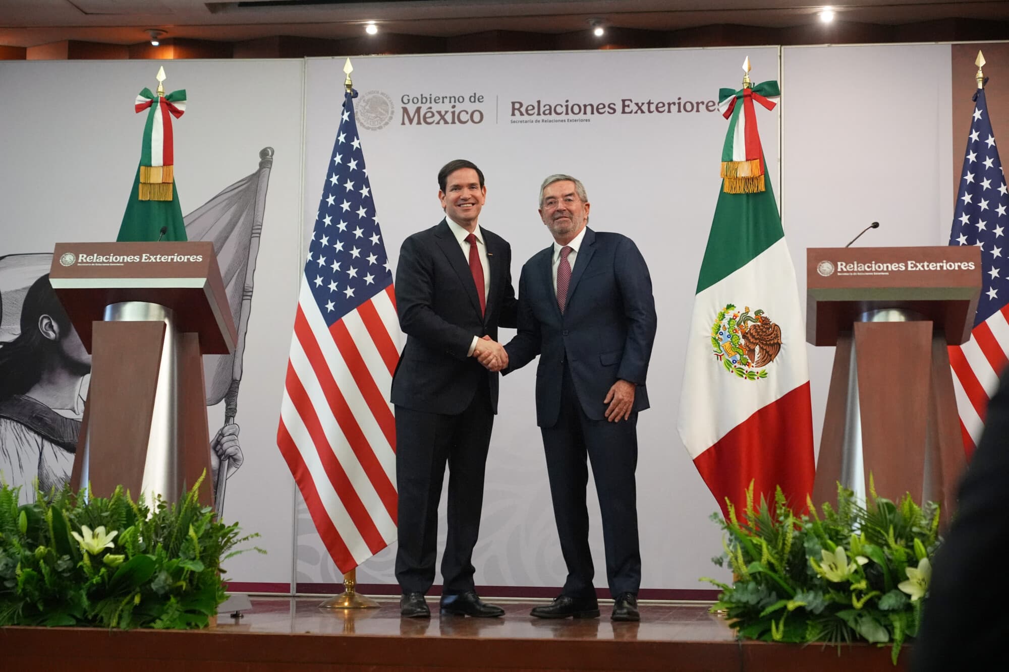 El secretario de Estado de Estados Unidos, Marco Rubio (izq.), y el secretario de Relaciones Exteriores de México, Juan Ramón de la Fuente, se estrechan la mano tras una conferencia de prensa en la Secretaría de Relaciones Exteriores en la Ciudad de México el 3 de septiembre de 2025. El miércoles, el secretario de Estado de Estados Unidos, Marco Rubio, prometió mantener los ataques contra los cárteles de la droga después de que Washington anunciara la destrucción de un barco en el Caribe presuntamente perteneciente a una banda venezolana. (Foto de JACQUELYN MARTIN/POOL/AFP vía Getty Images)