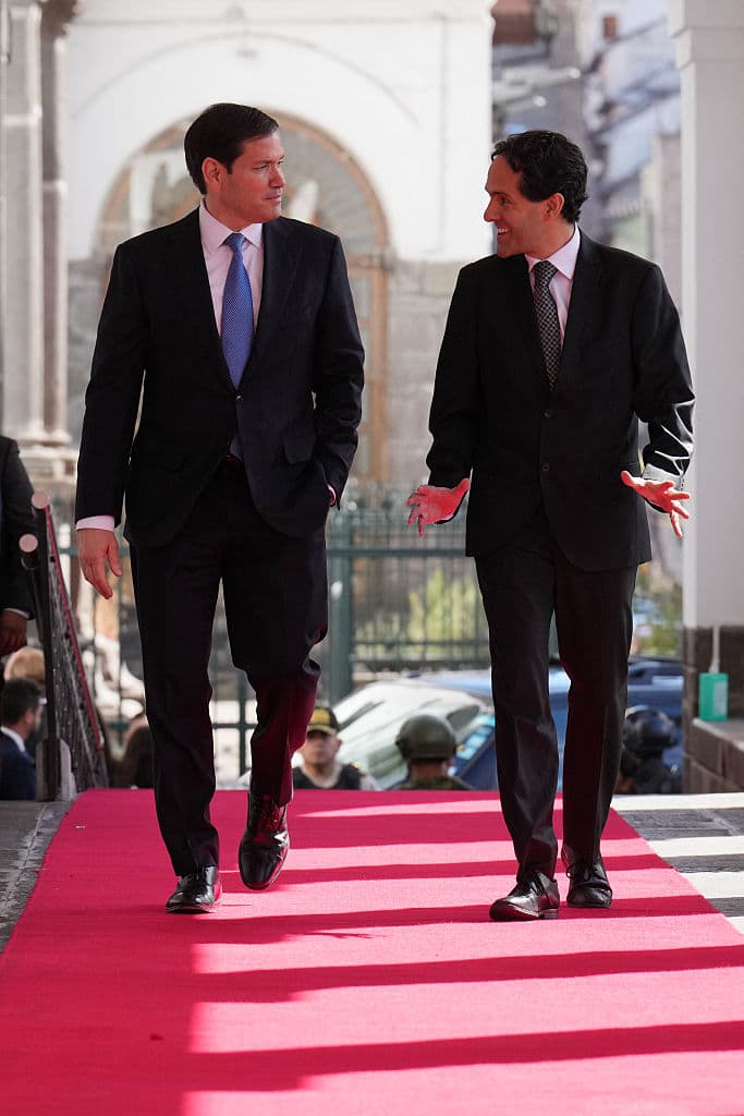 El secretario de Estado de EE. UU., Marco Rubio (izq.), llega a reunirse con el presidente de Ecuador, Daniel Noboa, en el palacio presidencial de Carondelet, Quito, el 4 de septiembre de 2025. Se espera que el secretario Rubio aborde el fortalecimiento de la cooperación en materia de seguridad en Ecuador, un país azotado por la violencia, mientras aboga por una ofensiva de primera línea contra los grupos criminales de la región. (Foto de JACQUELYN MARTIN/POOL/AFP vía Getty Images)