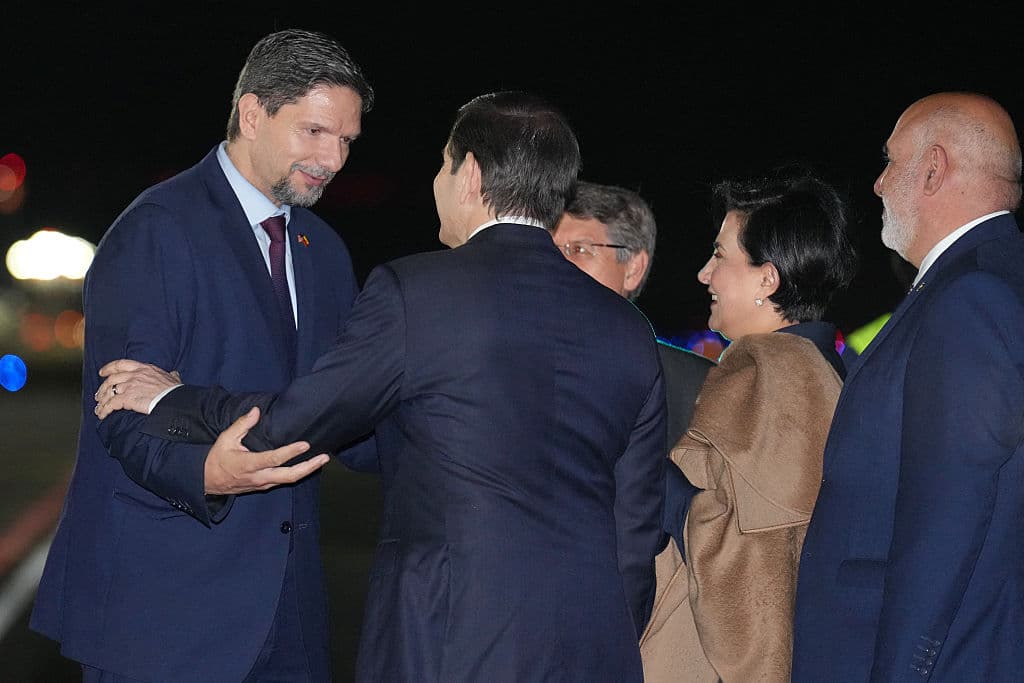 El Secretario de Estado de EE. UU., Marco Rubio (C-I), es recibido por el Embajador de Ecuador en EE. UU., Pablo Zambrano (I), junto a la Canciller de Ecuador, Gabriela Sommerfeld (C-D), y el Jefe de Protocolo del Ministerio de Relaciones Exteriores, Juan Veintimilla Aulestia (D), a su llegada al Aeropuerto Internacional Mariscal Sucre de Quito el 3 de septiembre de 2025. (Foto de Jacquelyn Martin / POOL / AFP) (Foto de JACQUELYN MARTIN/POOL/AFP vía Getty Images)