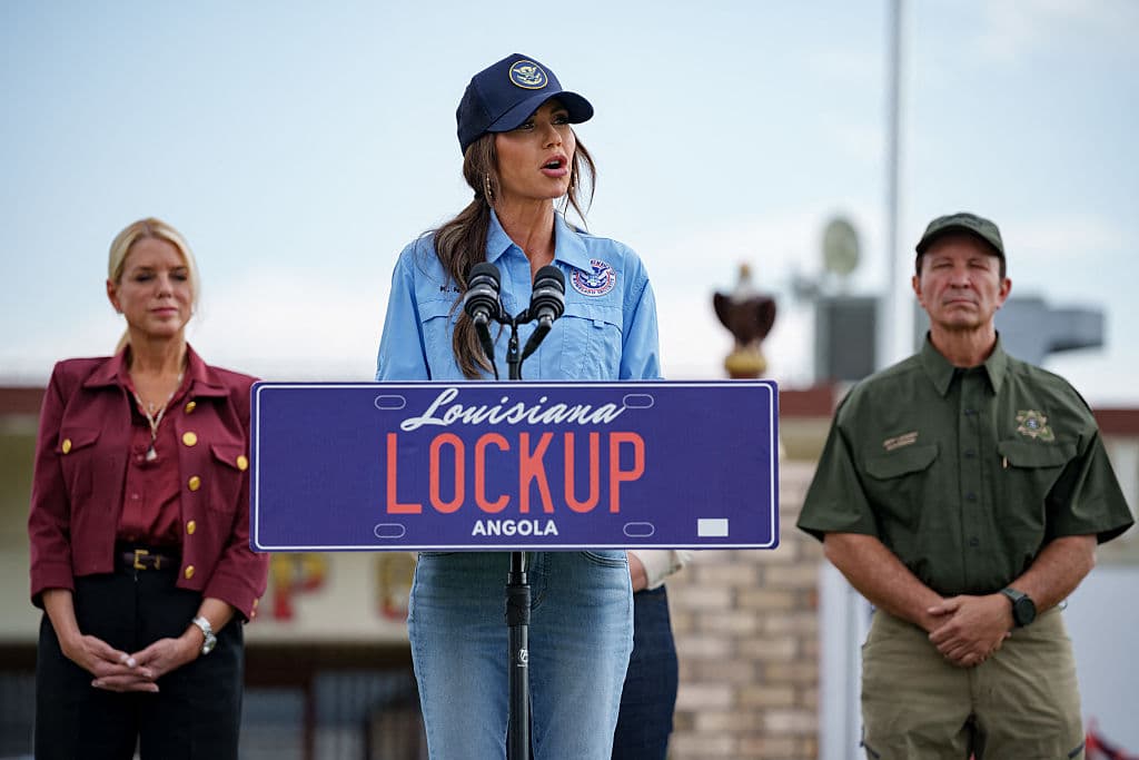 La secretaria de Seguridad Nacional de EE. UU., Kristi Noem (Centro), junto con la fiscal general de EE. UU., Pam Bondi (Izq.), y el gobernador de Luisiana, Jeff Landry, participan en una conferencia de prensa cerca del Camp 57 de la prisión de Angola, en West Feliciana, Luisiana, cerca de la ciudad de St. Francisville, el 3 de septiembre de 2025. (MATTHEW HINTON/AFP vía Getty Images)