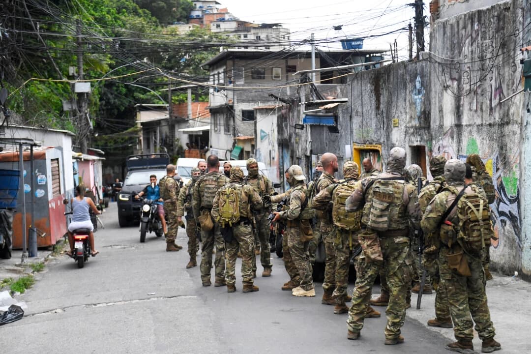 Policía de Río de Janeiro allana red de narcotráfico y mata a ocho pandilleros