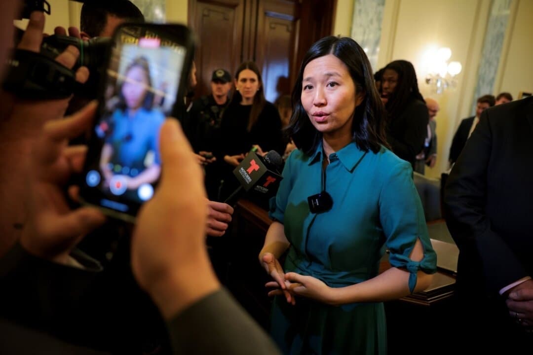 La alcaldesa de Boston, Michelle Wu, habla con la prensa tras un acto mediático celebrado por la delegación del Congreso de Massachusetts en la sala del Comité de Pequeñas Empresas del edificio Russell del Senado en Washington el 4 de marzo de 2025. (Kayla Bartkowski/Getty Images)