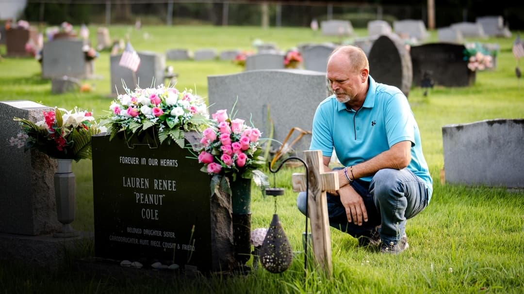 Michael Cole, padre de Lauren y fundador de Lauren's Wish, visita la tumba de Lauren en el cementerio Fletcher en Cheat Neck, Virginia Occidental, el 13 de agosto de 2025. Samira Bouaou/The Epoch Times