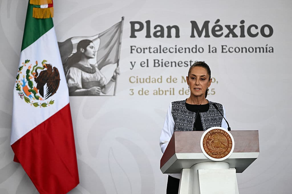 La presidenta de México, Claudia Sheinbaum, habla durante la presentación del llamado Plan México, destinado a fortalecer la economía, en el Museo de Antropología de la Ciudad de México, el 3 de abril de 2025. (YURI CORTEZ/AFP vía Getty Images)