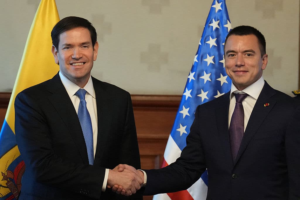 <em>El secretario de Estado de EE. UU., Marco Rubio (izq.), y el presidente de Ecuador, Daniel Noboa, se estrechan la mano en el palacio presidencial de Carondelet, en Quito, el 4 de septiembre de 2025. ( Jacquelyn Martin / POOL / AFP) (Foto de JACQUELYN MARTIN/POOL/AFP vía Getty Images)</em>
