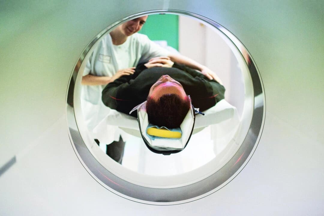 Las tomografías computarizadas se han convertido en una herramienta diagnóstica clave, pero las investigaciones sugieren que se están utilizando en exceso con niveles de radiación excesivamente altos. (PHILIPPE MERLE/AFP vía Getty Images)
