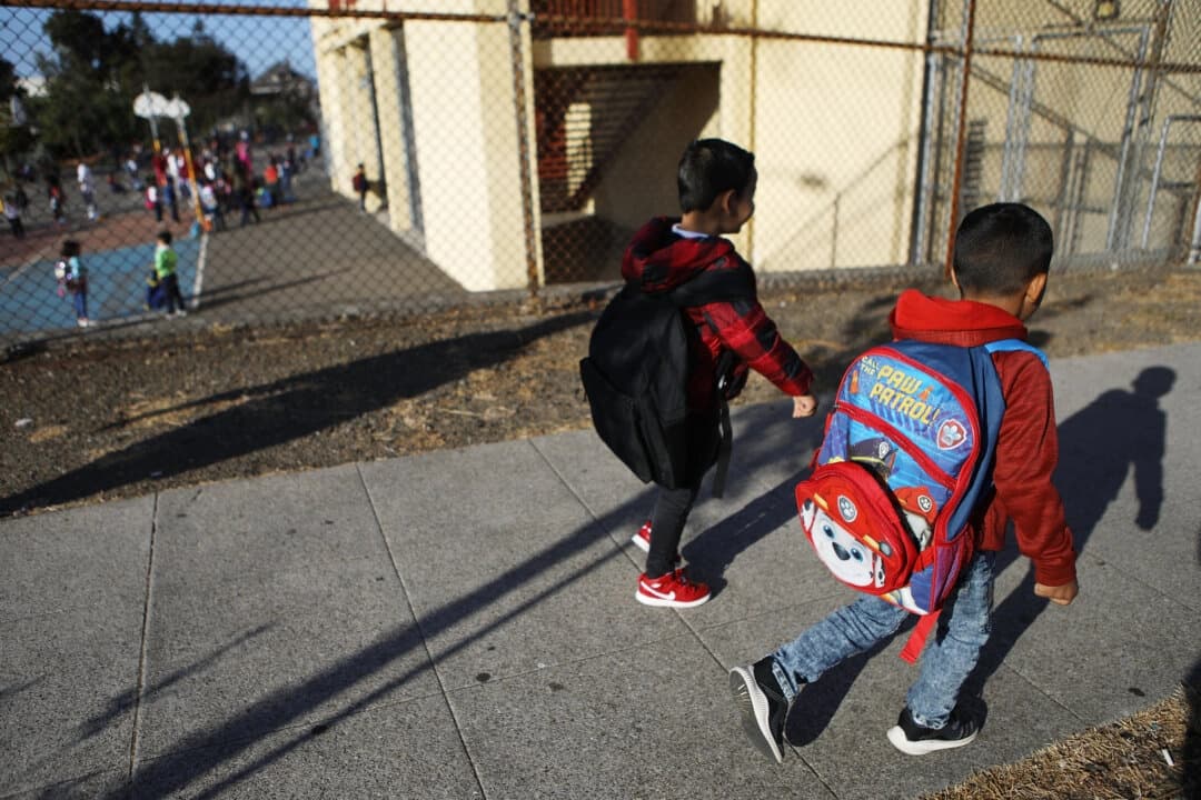 Reviven proyecto en California que permite a no familiares recoger niños en escuelas y tomar decisiones