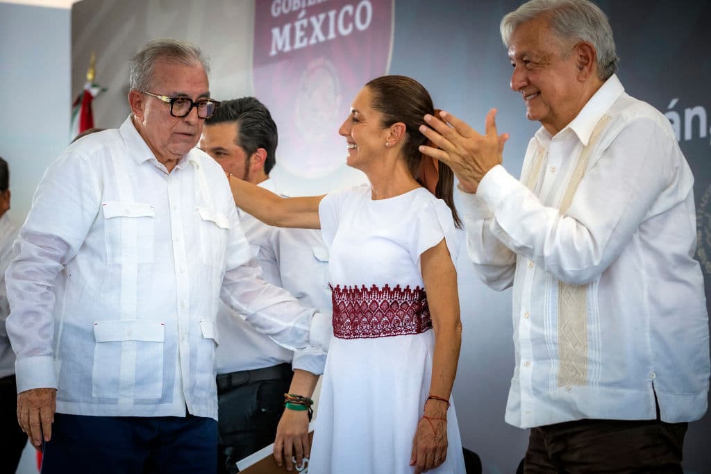 El gobernador de Sinaloa, Rubén Rocha (izq.), saluda a la presidenta electa de México, Claudia Sheinbaum (centro), junto al presidente Andrés Manuel López Obrador durante la inauguración de un hospital público en Culiacán, Sinaloa, México, el 10 de agosto de 2024. (RASHIDE FRIAS/AFP vía Getty Images)
