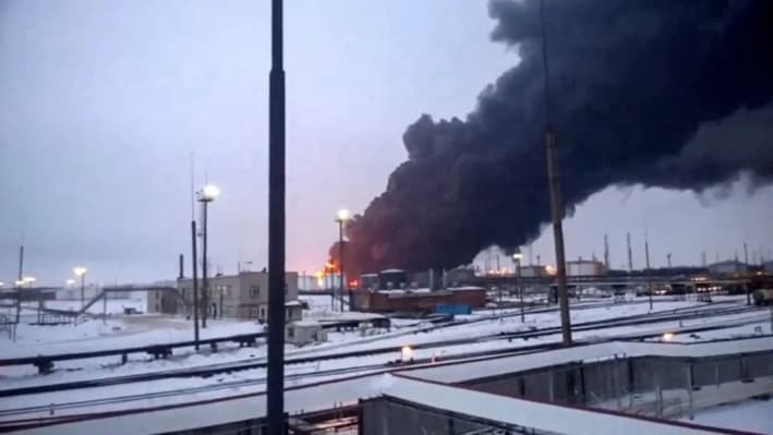 Humo tras un ataque con drones perpetrado por los servicios de inteligencia de Ucrania contra una refinería de petróleo en la región occidental de Riazán, Rusia, el 13 de marzo de 2024. (Captura de pantalla de un vídeo obtenido por Reuters)