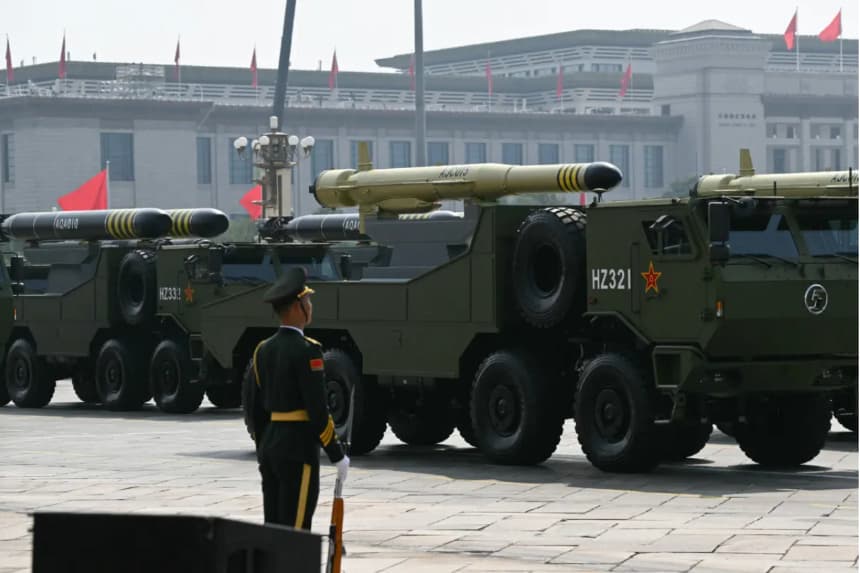 Misiles durante un desfile militar que conmemora el 80 aniversario de la victoria sobre Japón y el fin de la Segunda Guerra Mundial, en la Plaza de Tiananmén, Beijing, el 3 de septiembre de 2025. (Greg Baker/ AFP vía Getty Images)