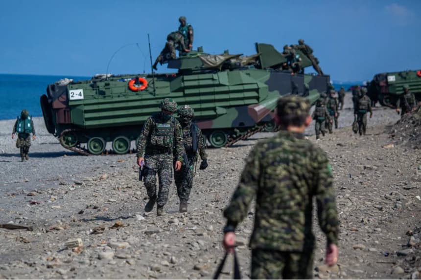 Soldados preparan vehículos de asalto anfibio AAV7 después de un simulacro de desembarco anfibio durante el ejercicio militar Han Kuang, que simula la invasión de la isla por parte del Ejército Popular de Liberación (EPL) de China, en Pingtung, Taiwán, el 28 de julio de 2022. Annabelle Chih/Getty Images