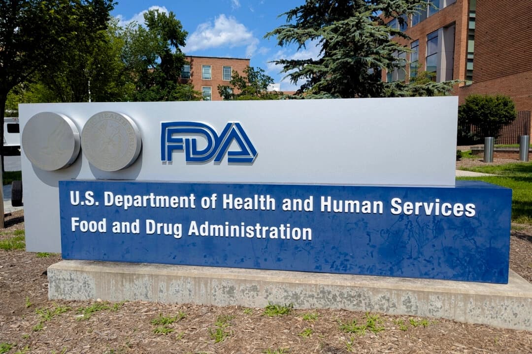 Un cartel de la Administración de Alimentos y Medicamentos de Estados Unidos (FDA) se ve afuera del campus de la agencia en White Oak, Silver Spring, Maryland, el 17 de julio de 2025. (Issam Ahmed/AFP vía Getty Images)
