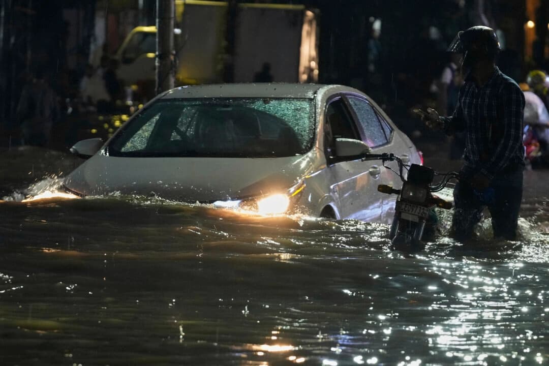 Evacúan a 120,000 sobrevivientes viviendo en calor extremo tras inundaciones en Pakistán