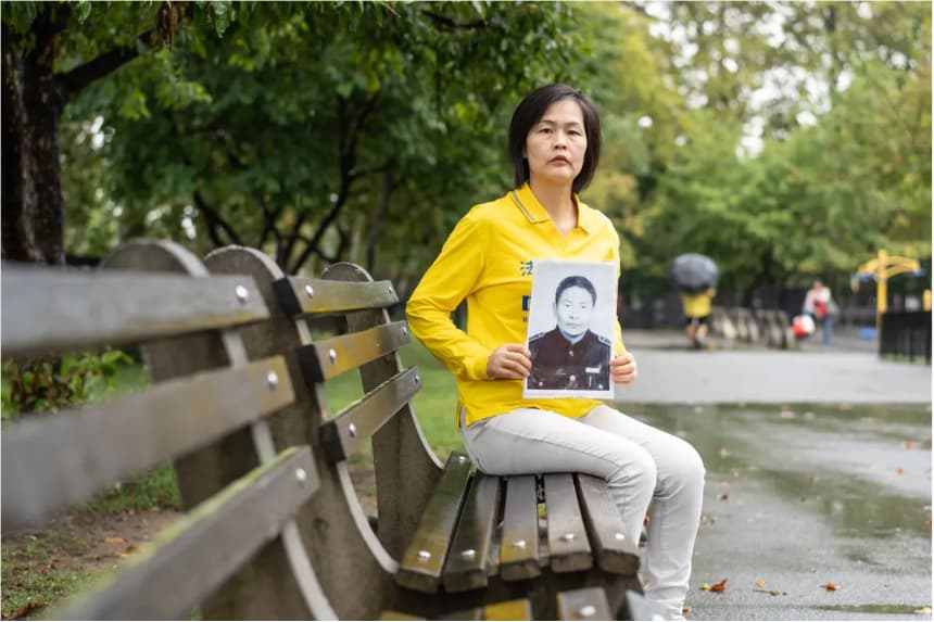 Jiang Li sostiene una foto de su padre, Jiang Xiqing, un practicante de Falun Gong que sospecha que fue víctima de sustracción de órganos y perseguido hasta la muerte en China, en la ciudad de Nueva York el 7 de septiembre de 2025. Samira Bouaou/The Epoch Times