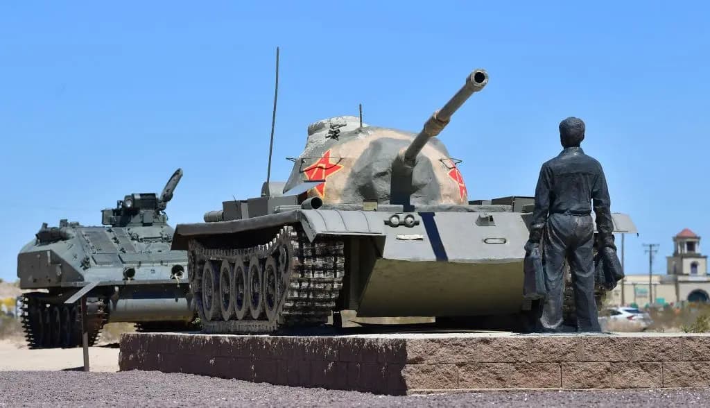 La escultura "Tank Man" del artista Chen Weiming se puede ver en el Liberty Sculpture Park de Yermo, California, el 1 de junio de 2022. (Frederic J. Brown/AFP vía Getty Images)